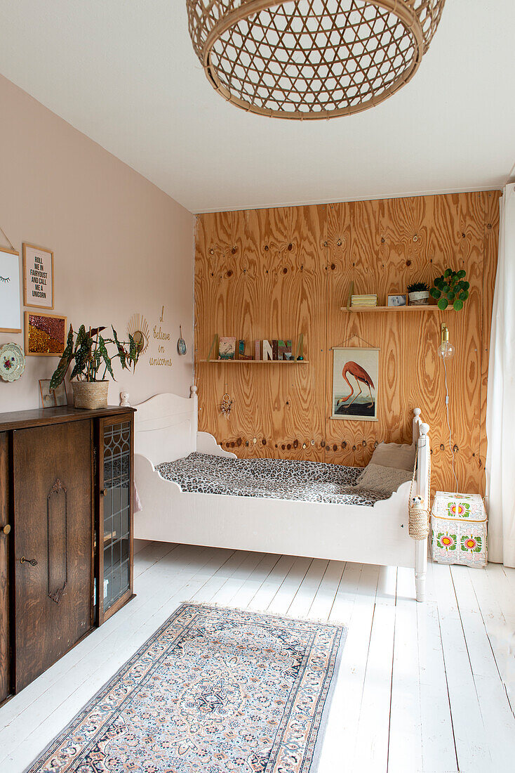 Eklektisches Zimmer mit orientalischem Teppich und Vintage-Holzmöbeln