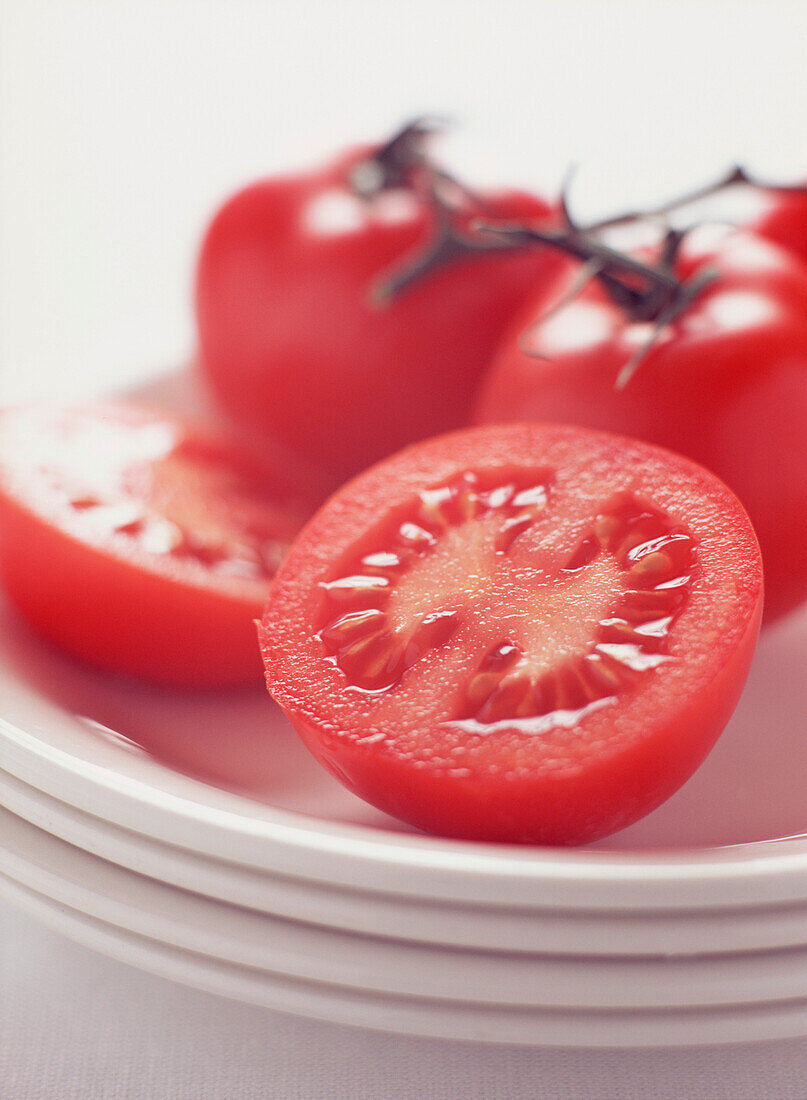 Rote Tomaten auf einem Stapel von Tellern