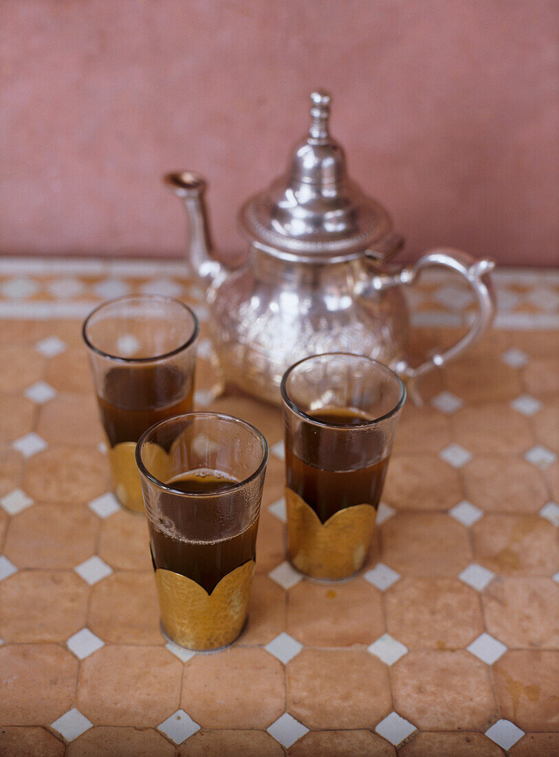 Marokkanisches Stilleben mit Pfefferminztee