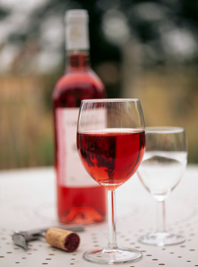 Weinglas und eine Flasche roten Chateau Carbonel aus Cotes du Rhone