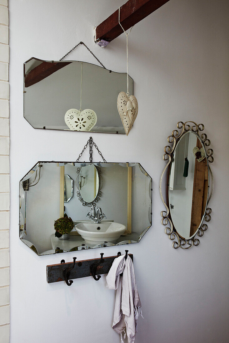 Vintage-Spiegel und Handtuchhaken im Badezimmer eines Hauses in Brighton, East Sussex, England, UK