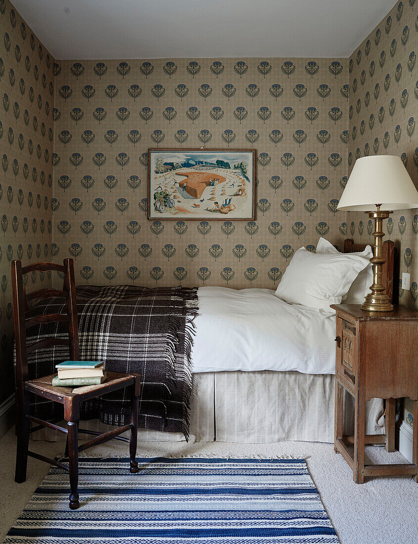 Einzelbett mit brauner Decke und Disteltapete in einem Bauernhaus in North Yorkshire, UK