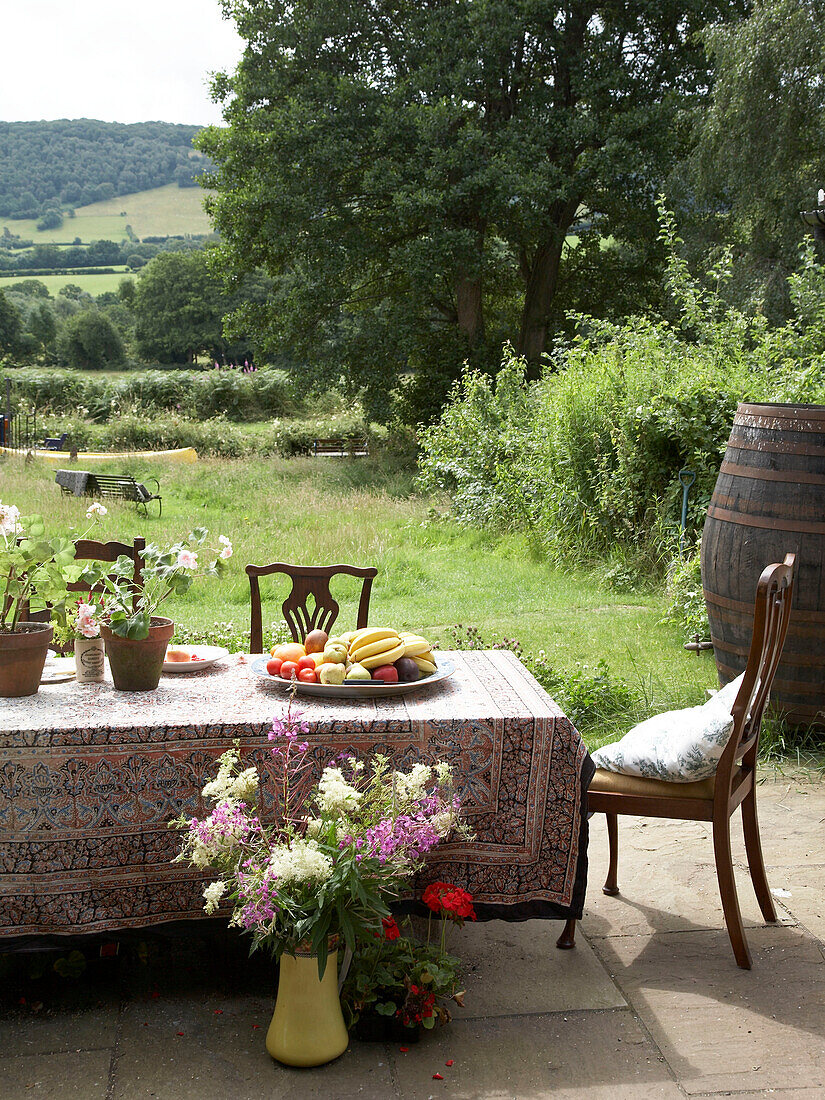 Gedeckter Tisch in einem Sommergarten
