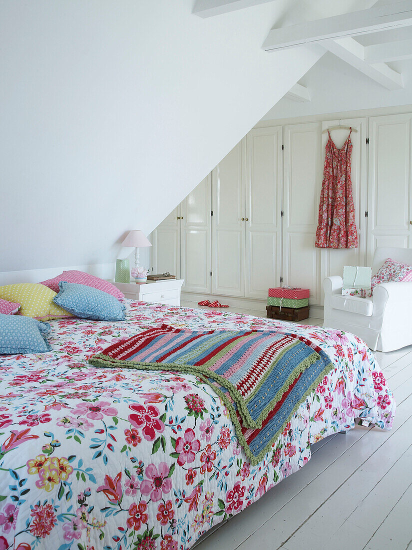 Colourful whitewashed bedroom