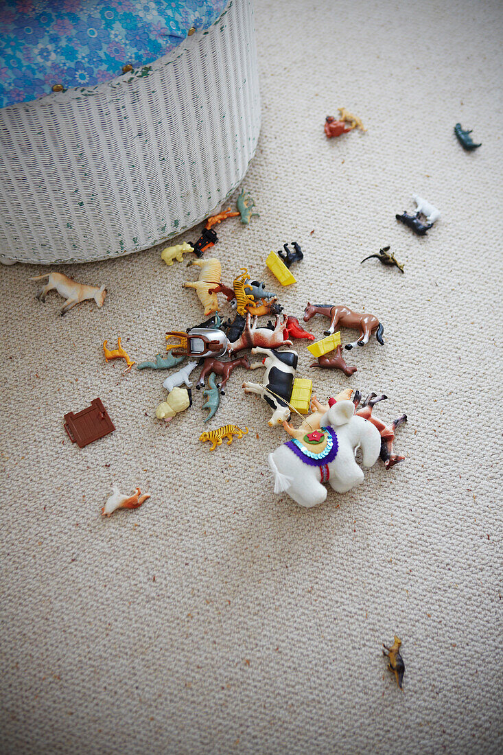 Plastiktiere auf dem Boden eines Jungenzimmers in einem Haus in Colchester, Essex, England, UK