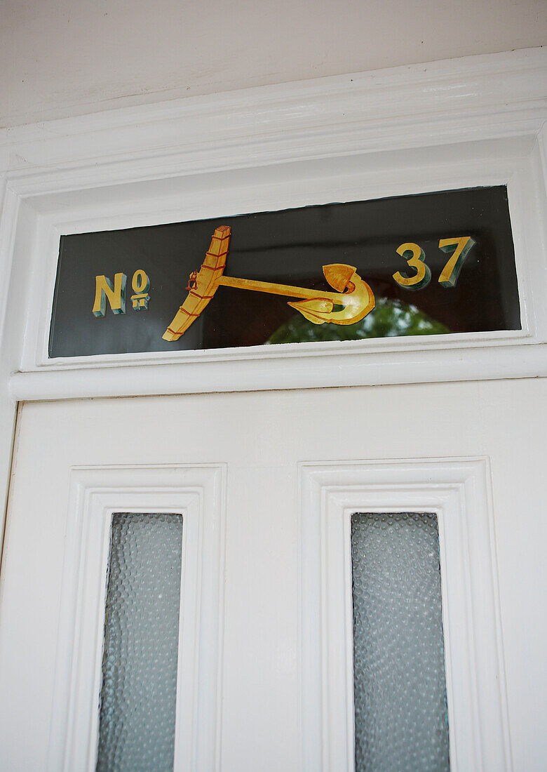 Weiß gestrichene Haustür des Hauses Nr. 37 in Colchester, England, UK