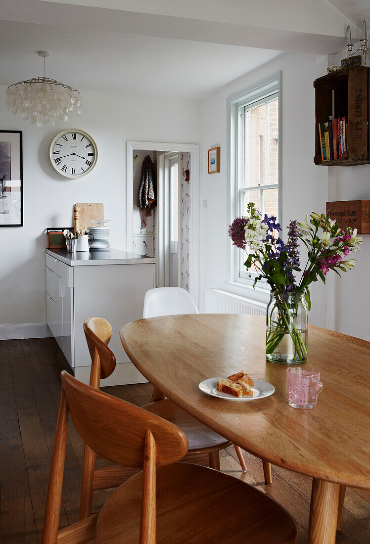 Schnittblumen auf Holztisch in der Küche eines Familienhauses in Colchester, Essex, England, UK