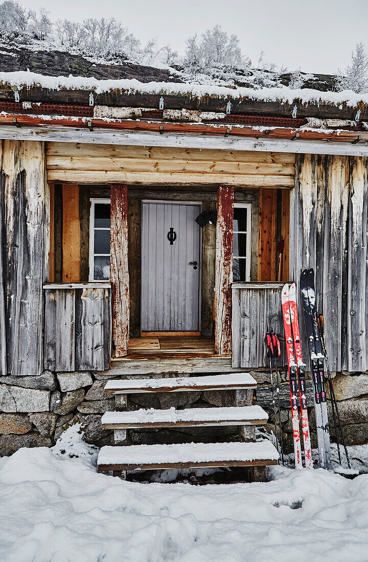 Außenansicht von Litlestol, eine Holzhütte in den Bergen von Sirdal, Norwegen