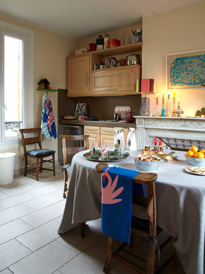 Kirchenstühle in offener, weihnachtlicher Küche eines modernen französischen Familienhauses