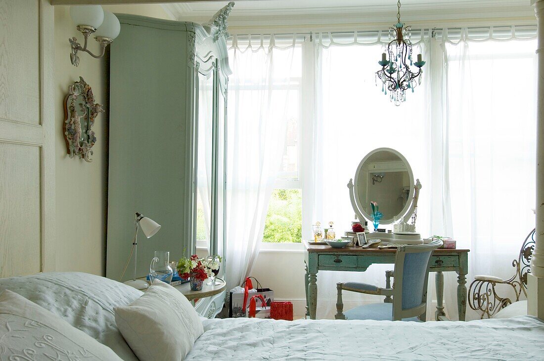 Schlafzimmer mit Doppelbett und Schminktisch mit Spiegel