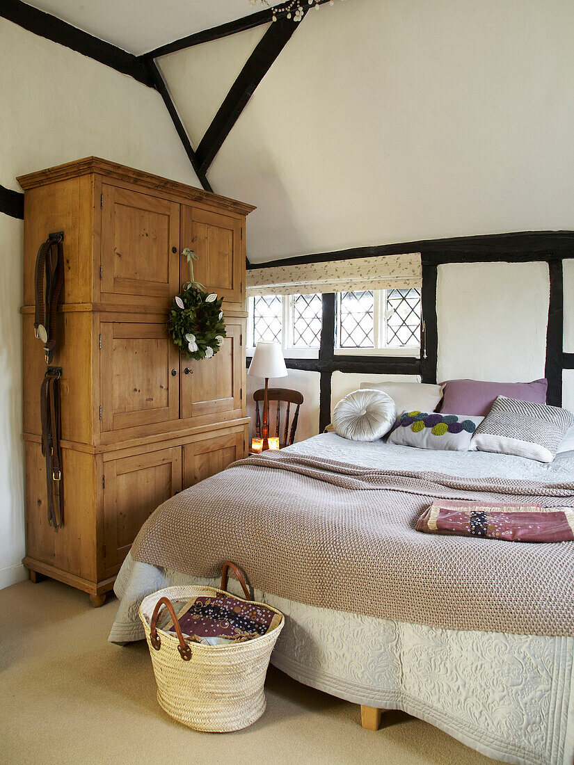 Doppelbett und Kleiderschrank im Schlafzimmer von einem Cottage in Herefordshire, England, UK