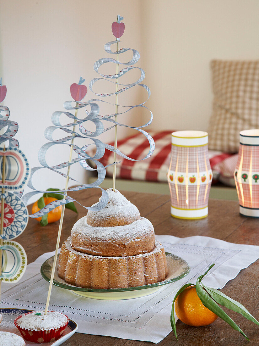 Kuchen mit Puderzucker und festlicher Dekoration auf einem Tisch in einem Cottage in Herefordshire, England, UK