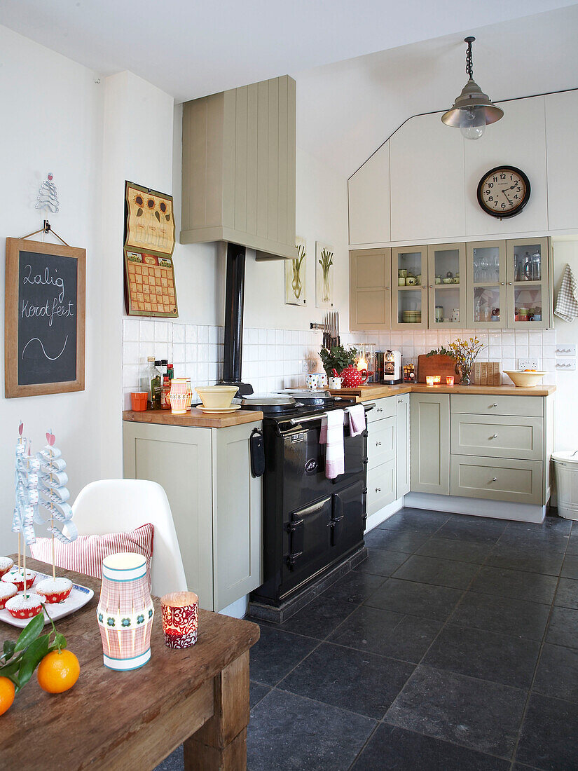 Ofen und Kreidetafel in einer Küche in Herefordshire, England, UK