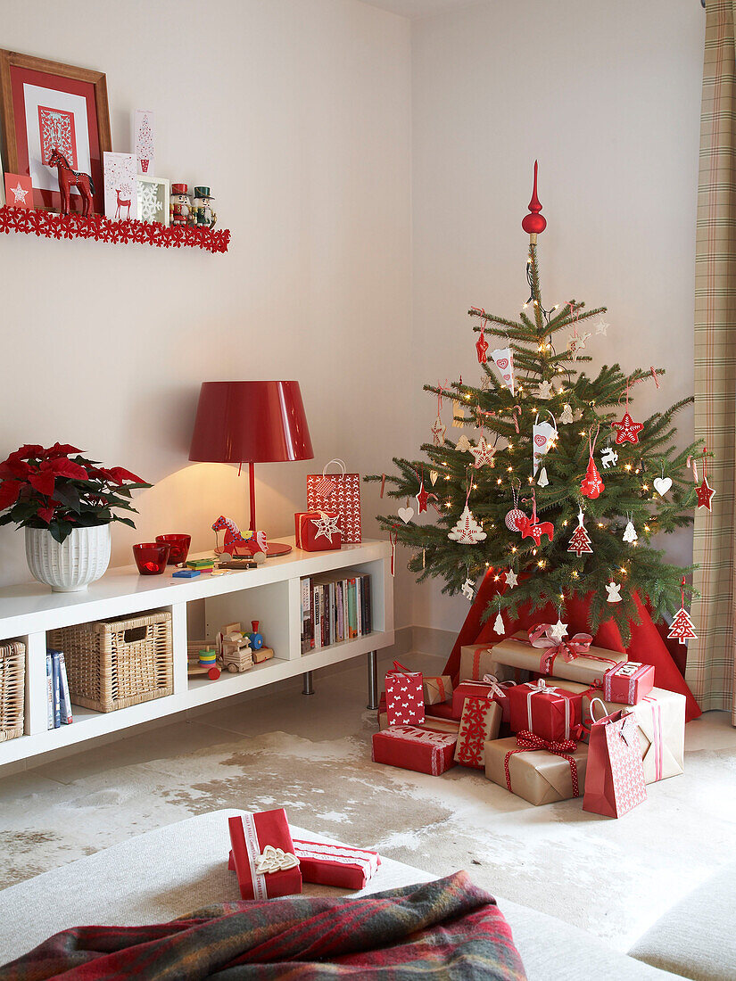 Weihnachtsgeschenke unter dem Baum in einem polnischen Familienhaus