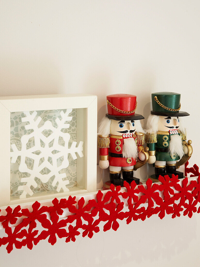 Weihnachtsfiguren und Schneeflocken in einem polnischen Familienhaus