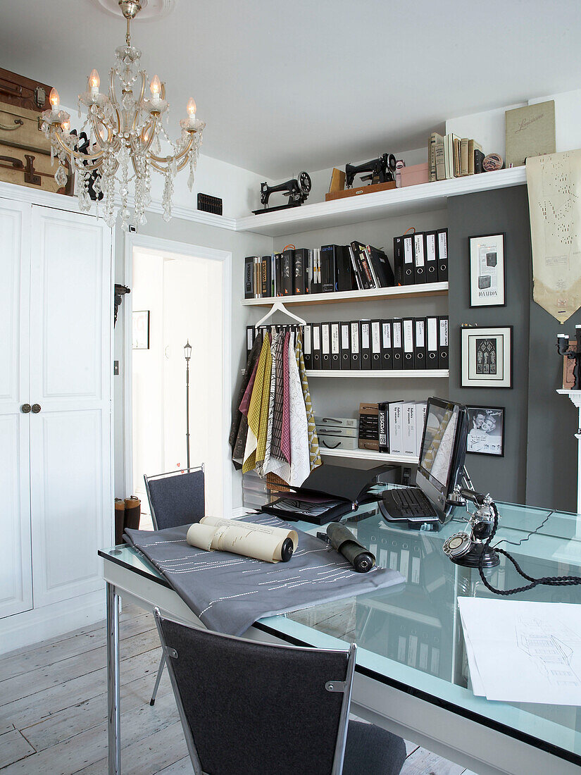 Stoffmuster und Büroausstattung im grauen Arbeitszimmer eines Hauses in Winchester, Hampshire, UK