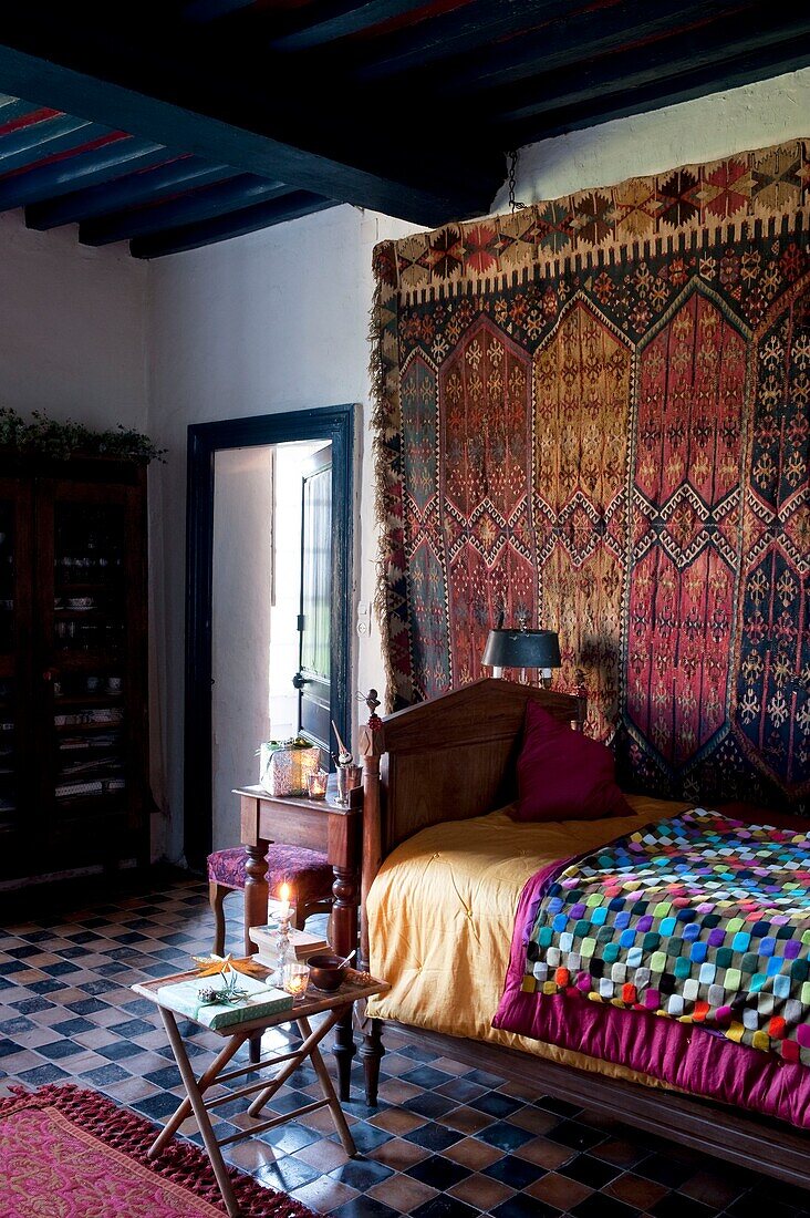 Schlafzimmer mit kunstvollen orientalischen Textilien dekoriert