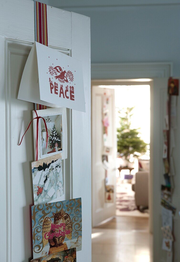 Weihnachtskarten an einer Tür im Haus