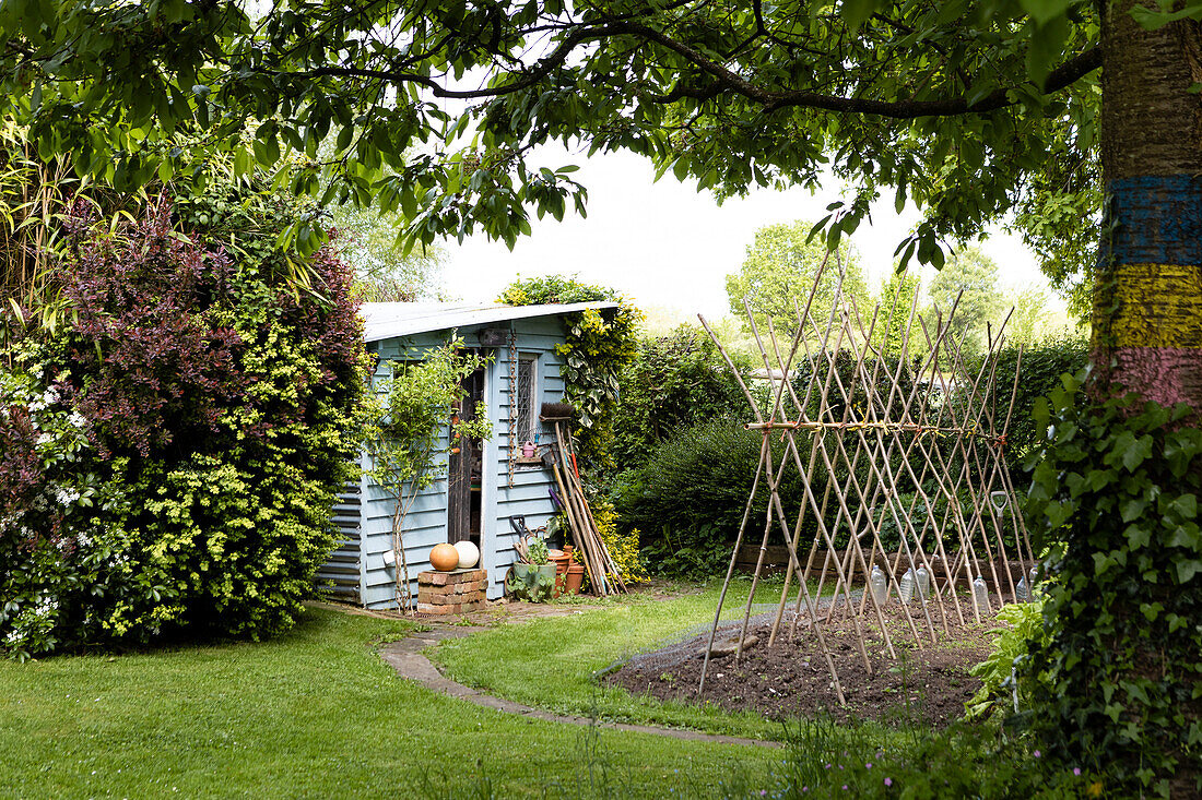 Das Atelier und der Garten des Künstlers Jim T. in Surrey, UK