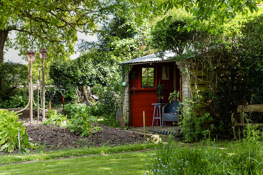 Das Atelier und der Garten des Künstlers Jim T. in Surrey, UK