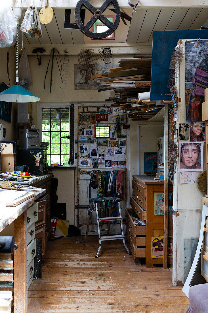 Das Atelier und der Garten des Künstlers Jim T. in Surrey, UK