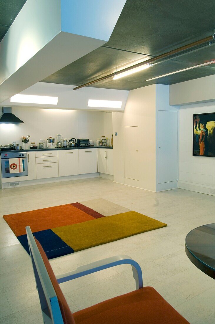 Moderne Küche in einem Studio am Wasser