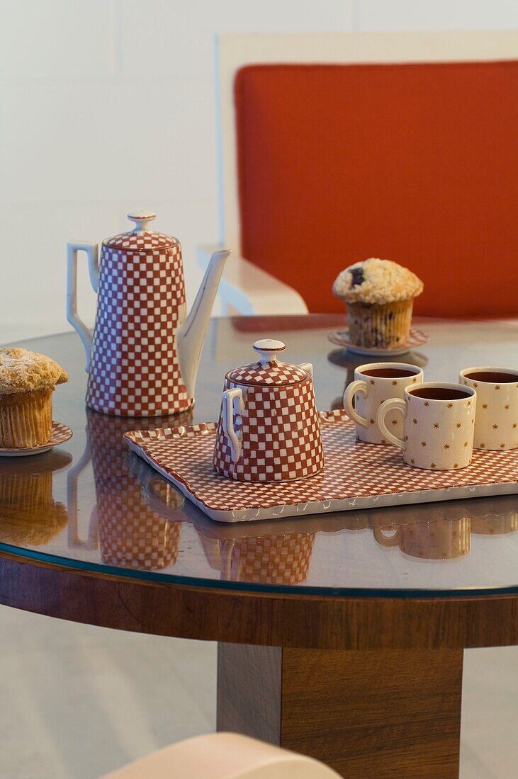 Kaffeeservice auf dem Tisch in einer modernen Küche