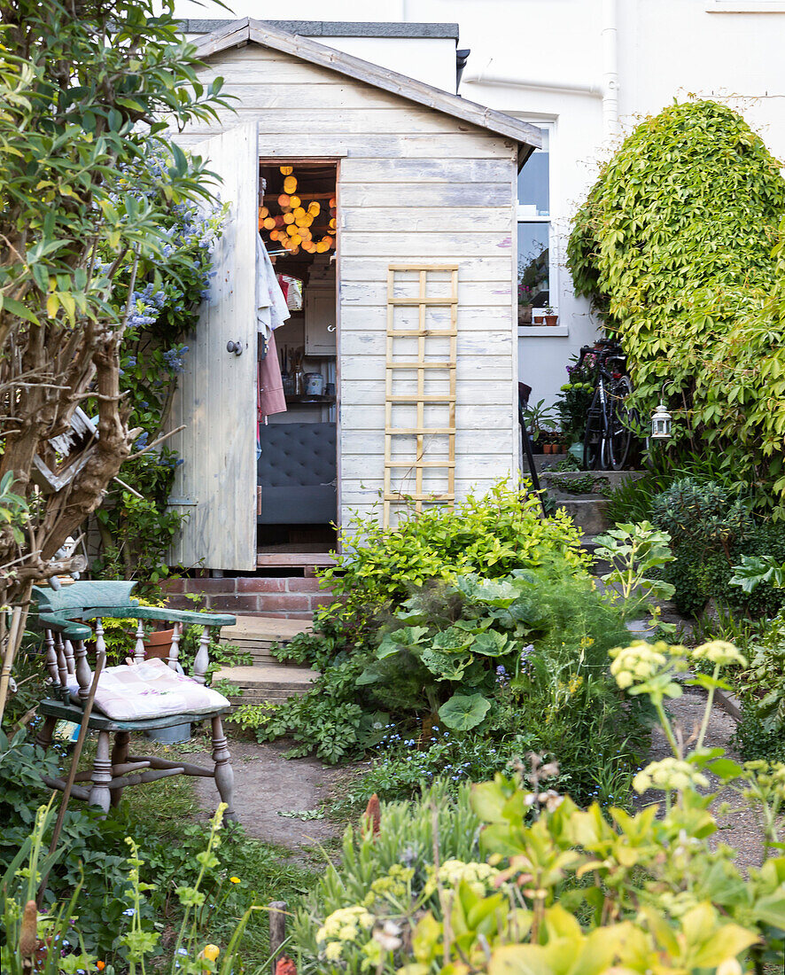 Atelier und Schuppen im Garten des Hauses in Brighton, East Sussex, Großbritannien