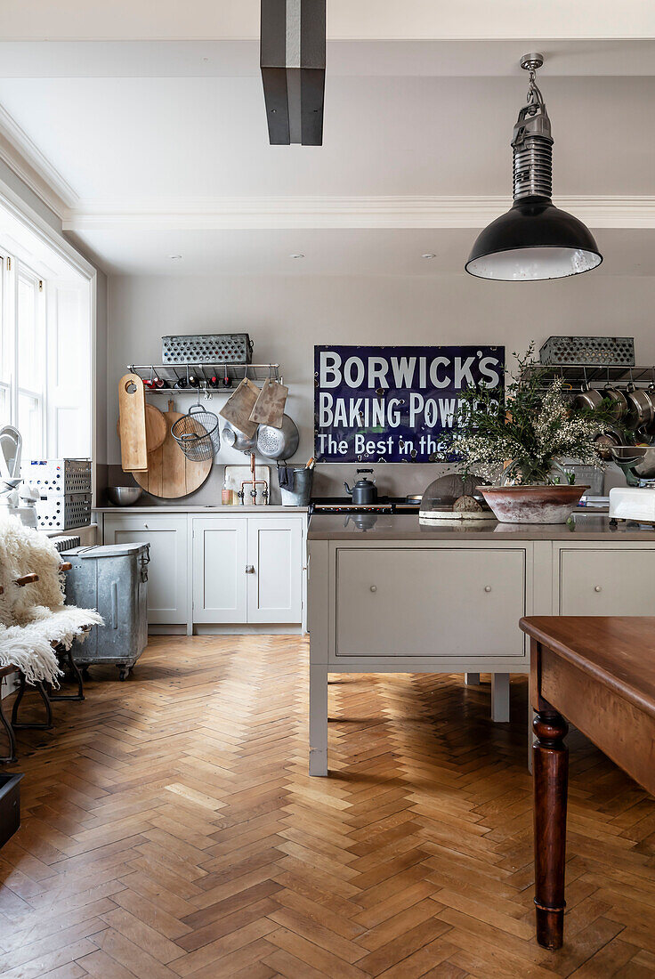 Vintage-Schild und Küchenutensilien mit Original-Parkettboden in einer Küche in Woodbridge, Suffolk, UK