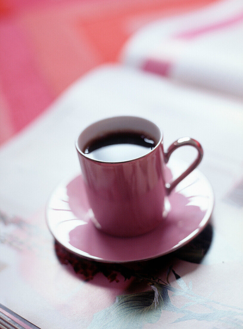 Rosa Kaffeetasse und Untertasse