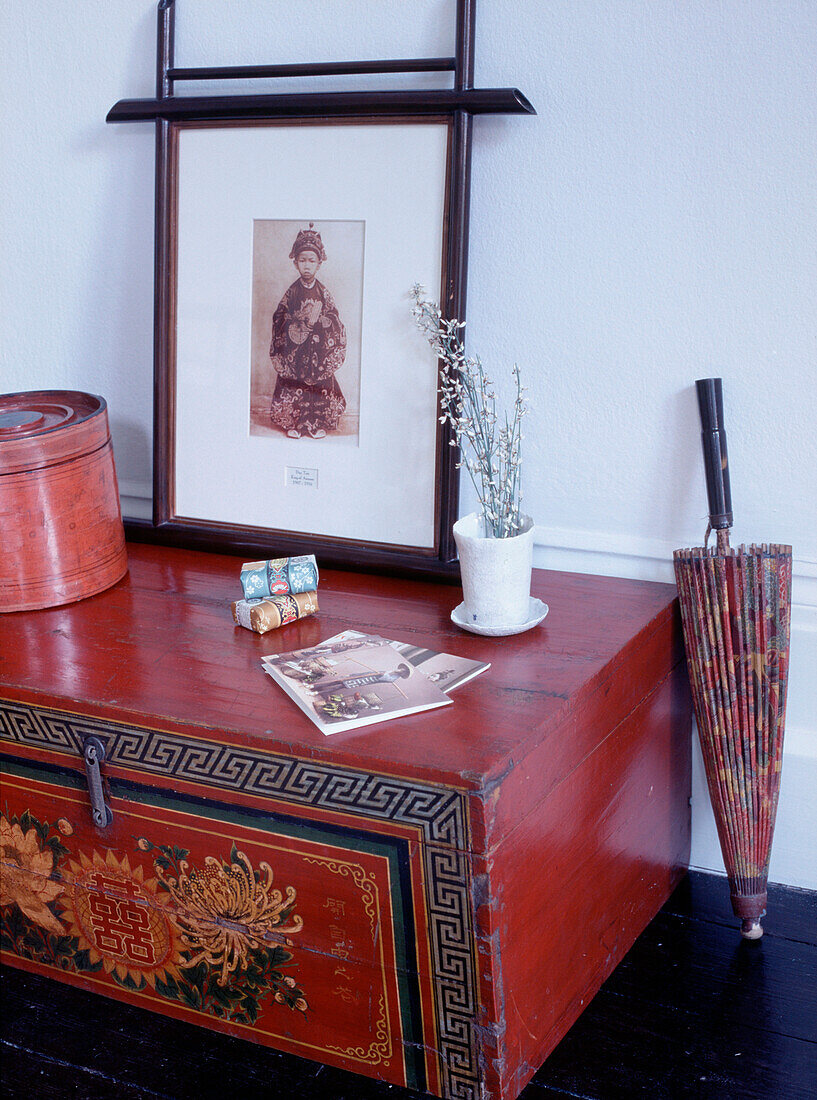 Wohnzimmer im orientalischen Stil mit gemusterter Truhe und Ornamenten