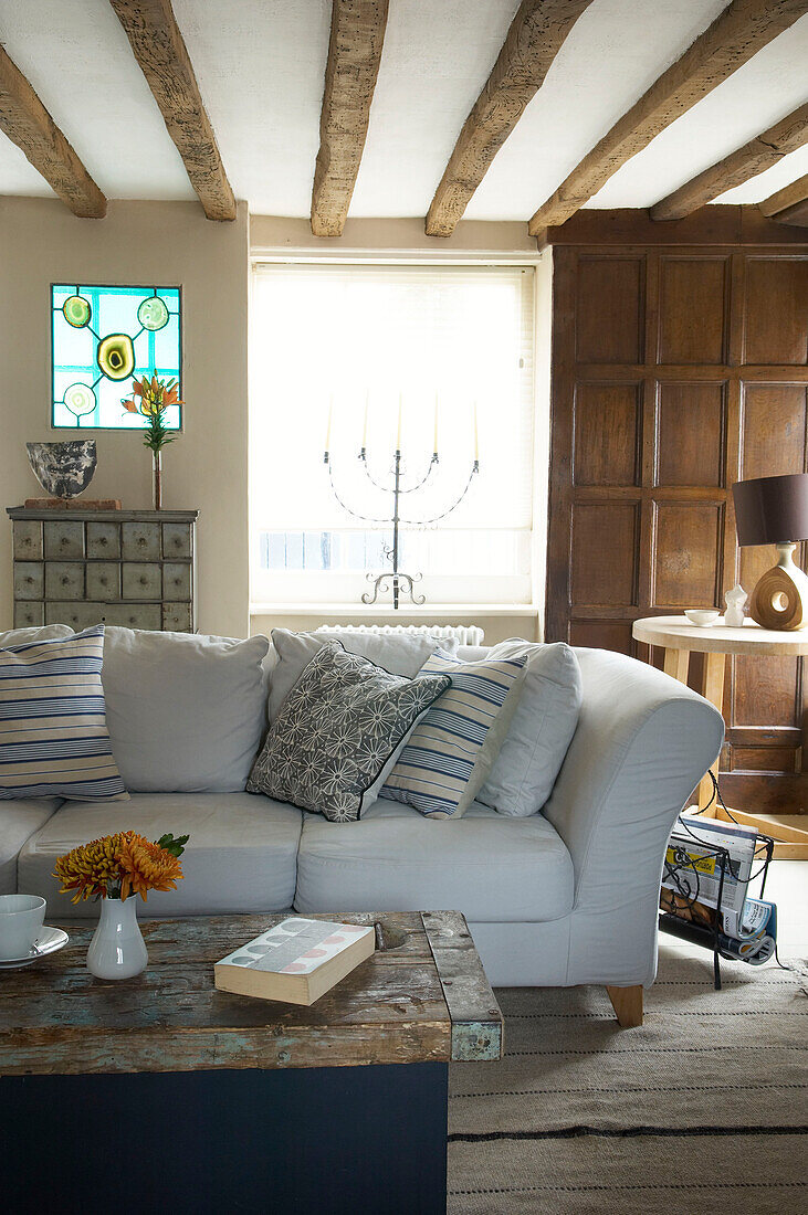 Weißes Sofa im Hastings-Wohnzimmer mit Holzbalken