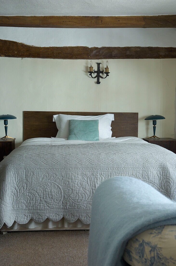 Gestepptes Bett in einem Schlafzimmer in einem Cottage in Hastings