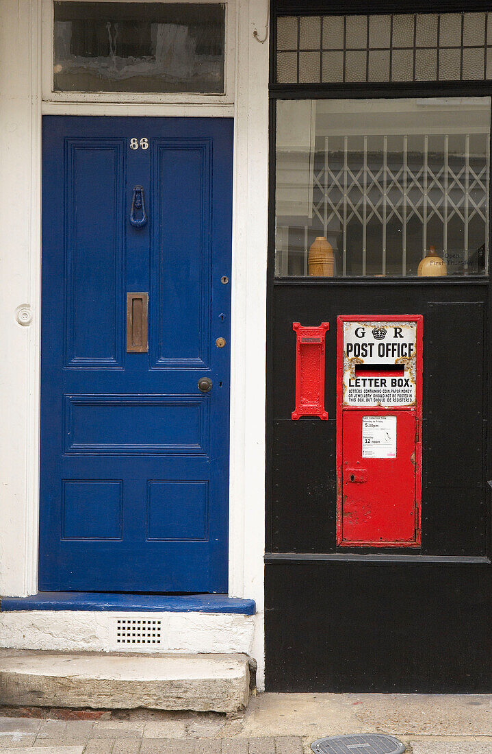 Blaue Haustür mit rotem Briefkasten in einer Straße in Hastings