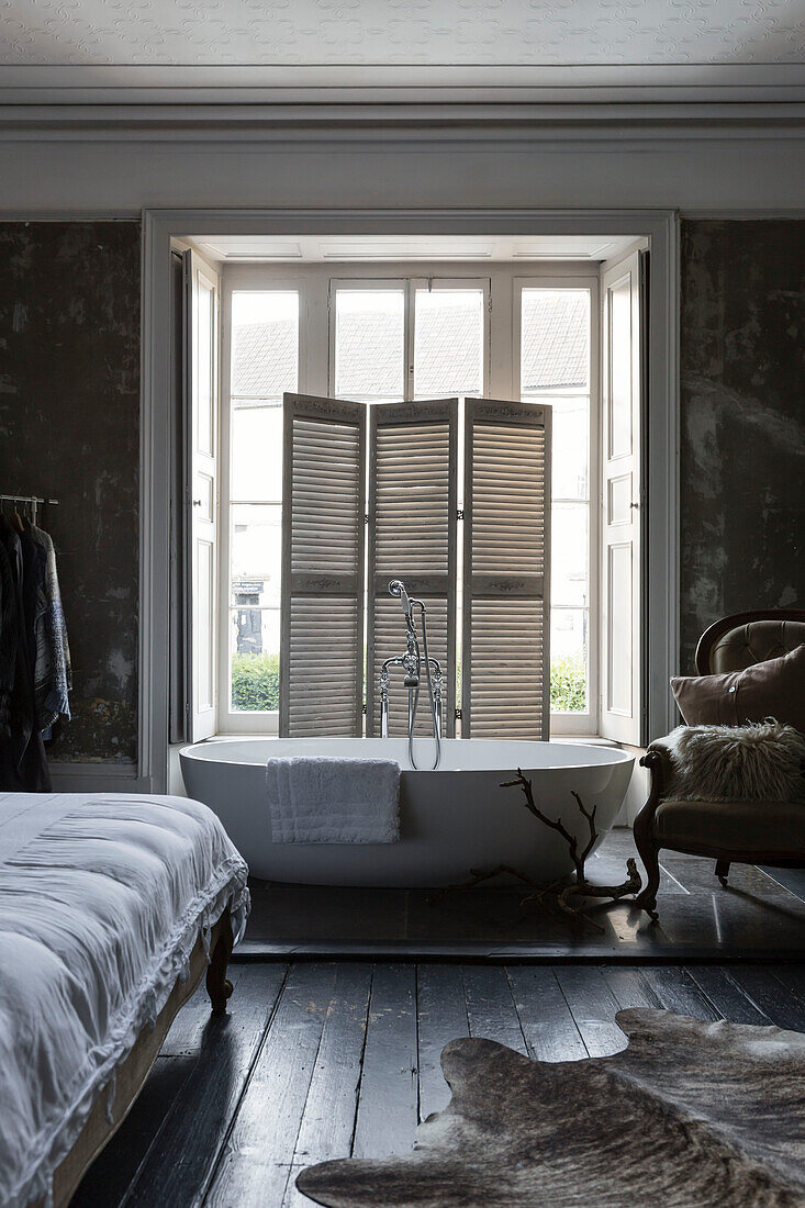 Faltwand im Fenster mit eigenem Bad in einem Schlafzimmer in Somerset, Großbritannien