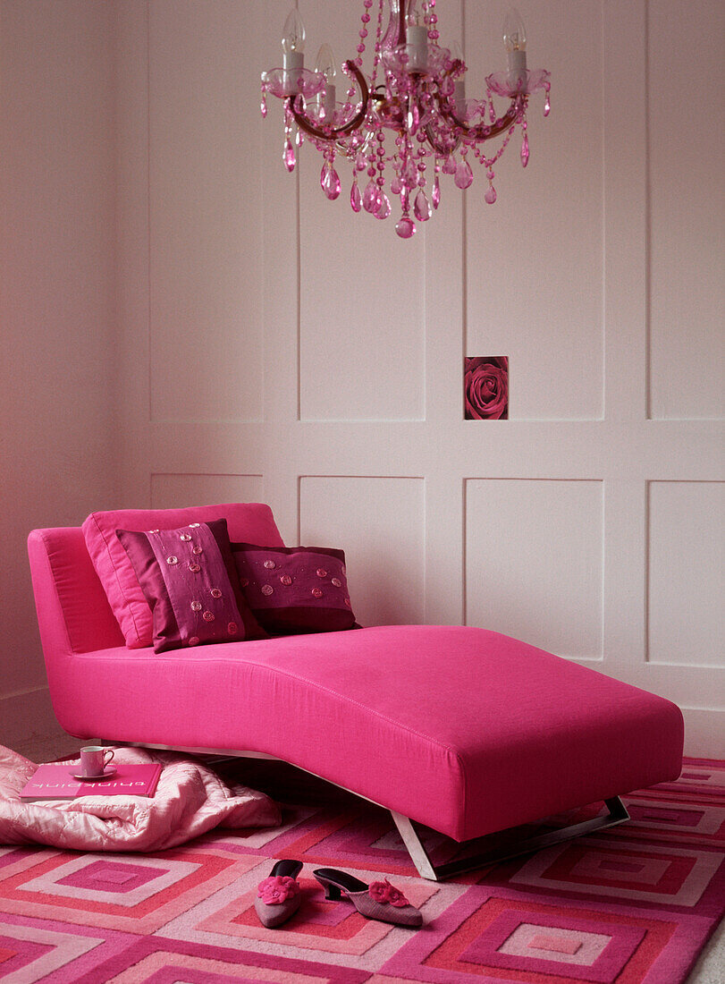 Rosa gepolstertes Tagesbett im Wohnzimmer