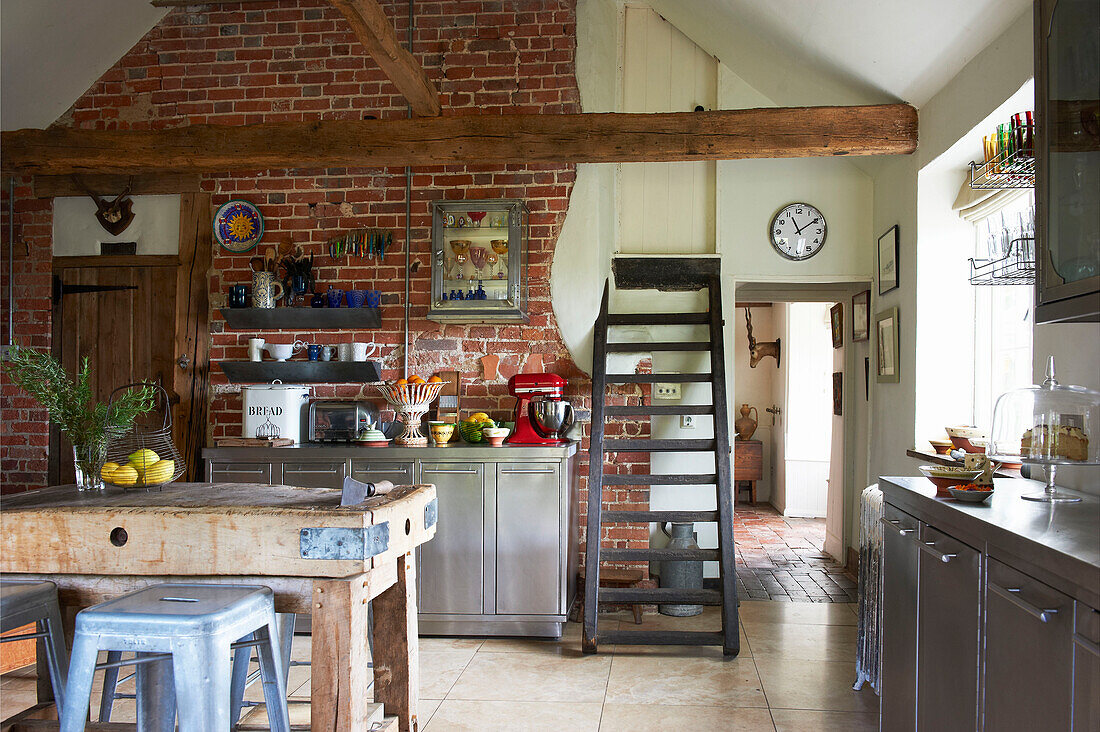 Zeitgenössischer und rustikaler Küchenumbau in einem Bauernhaus in Iden, Rye, East Sussex, UK