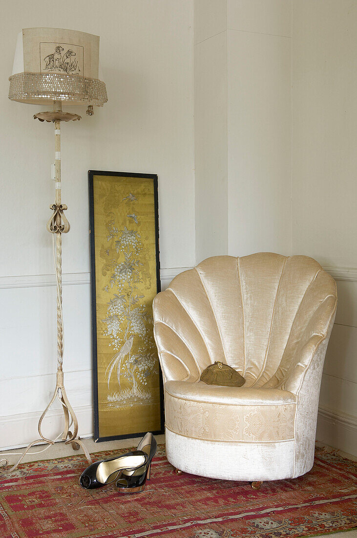 Sessel und orientalischer Paravent mit Stehlampe in einem Haus in Suffolk, England, UK