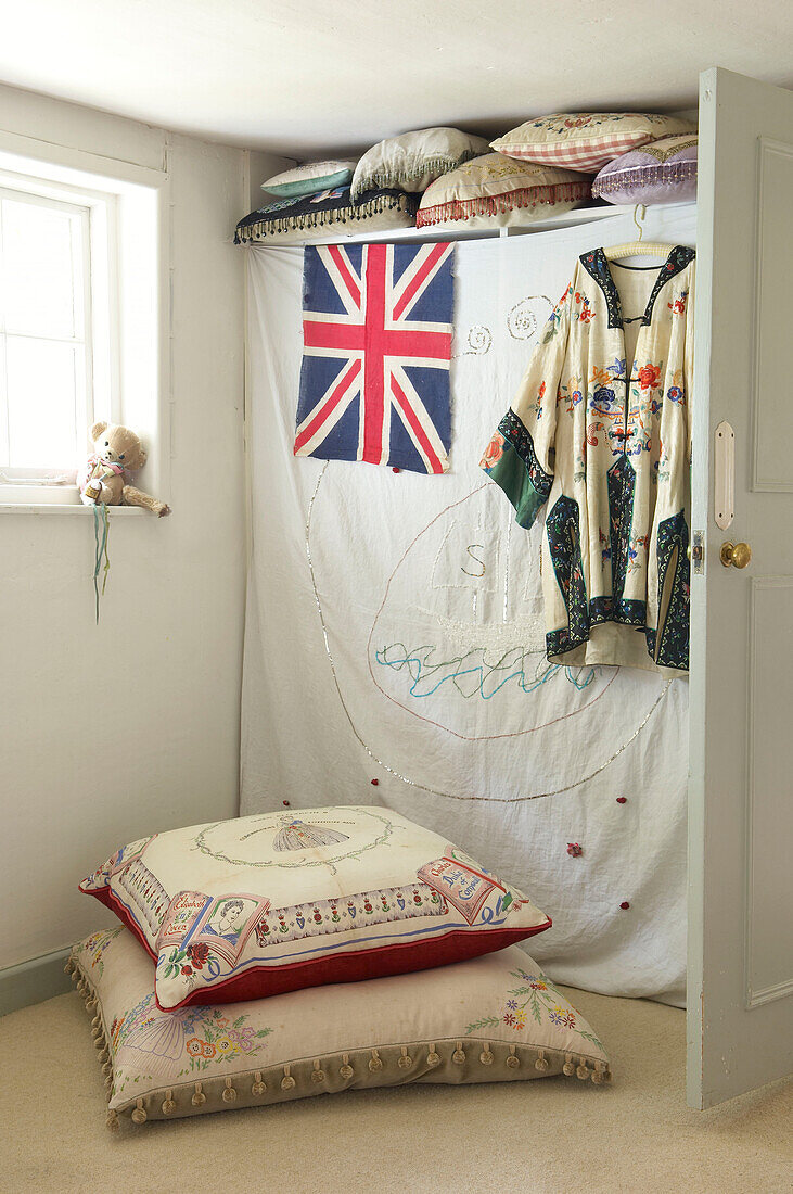Bodenkissen und Union Jack im Lagerraum eines Hauses in Suffolk, England, Vereinigtes Königreich
