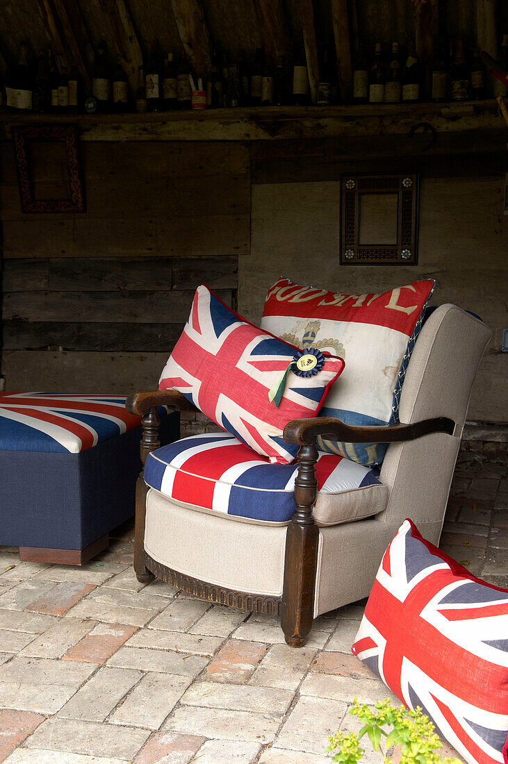 Union Jack Sessel und Ottomane in einem Haus in Suffolk, England, UK