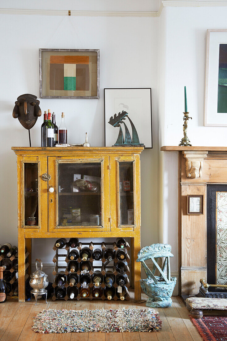 Vintage-Glasschrank und Weinregal in einem Haus in Aldeburgh, Suffolk, England, UK