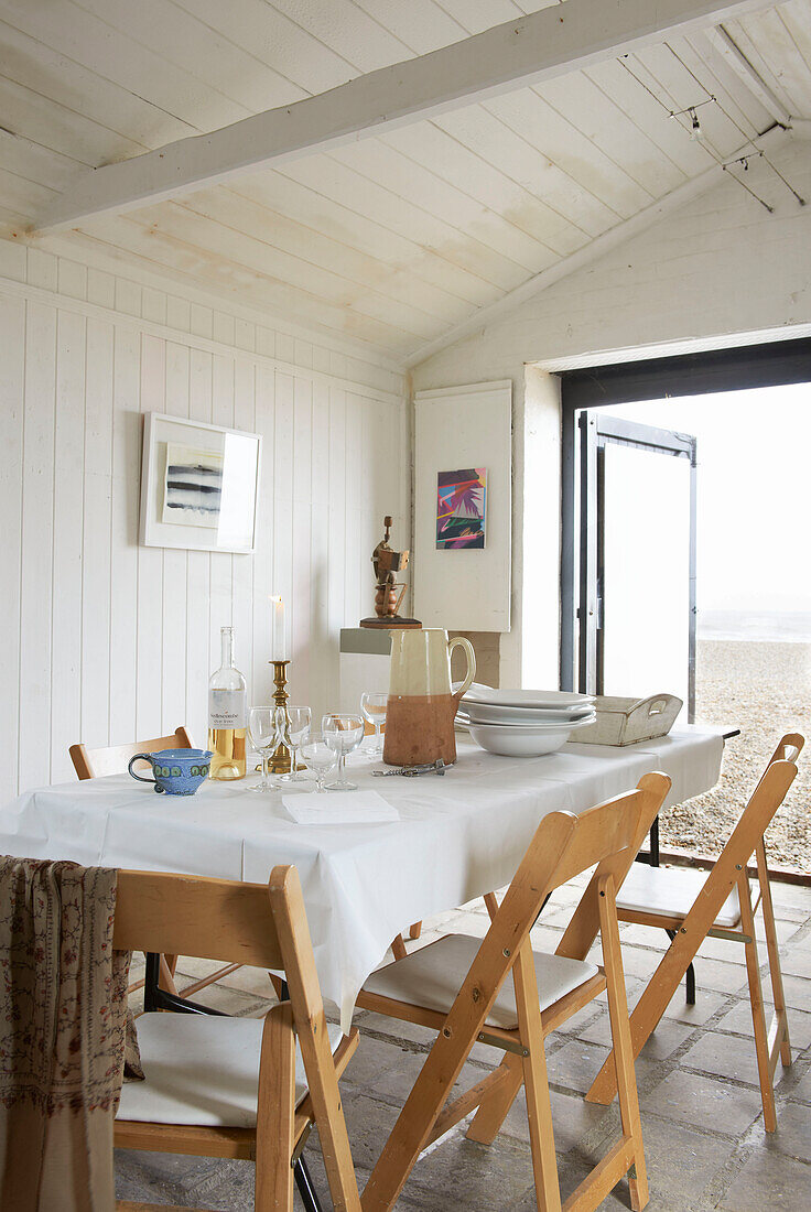 Esstisch mit Klappstühlen in einem Strandhaus in Aldeburgh, Suffolk, England, UK