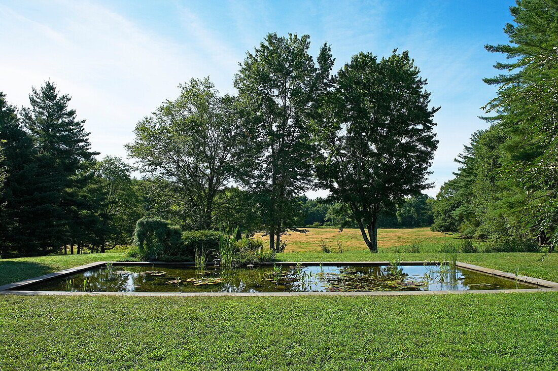 Rechteckiger Teich und Bäume im Garten eines Hauses in Massachusetts, Neuengland, USA