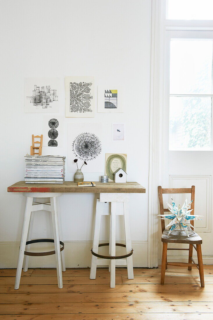 Zeitschriften und Kunstwerke auf einem Beistelltisch in einem Haus in Broadstairs, Kent, England, UK