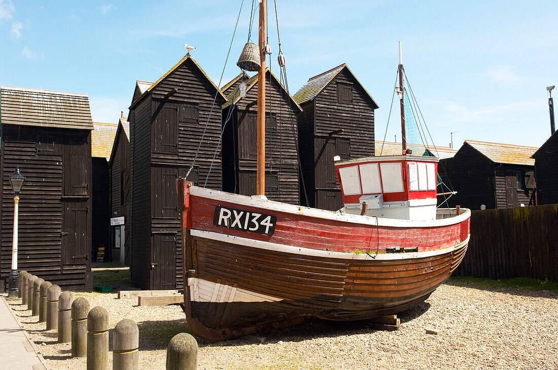 Fischerboot und Bootshäuser in Hastings Old Town England UK