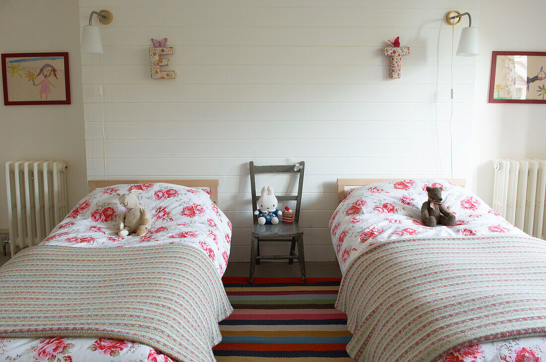 Zwillingsbetten im Kinderzimmer eines Hauses in Canterbury, England, UK