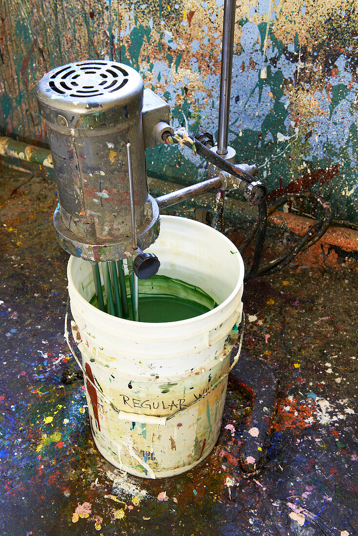 Farbmischer in einem Eimer mit grüner Farbe im Druckatelier in Sheffield, Berkshire County, Massachusetts, Vereinigte Staaten