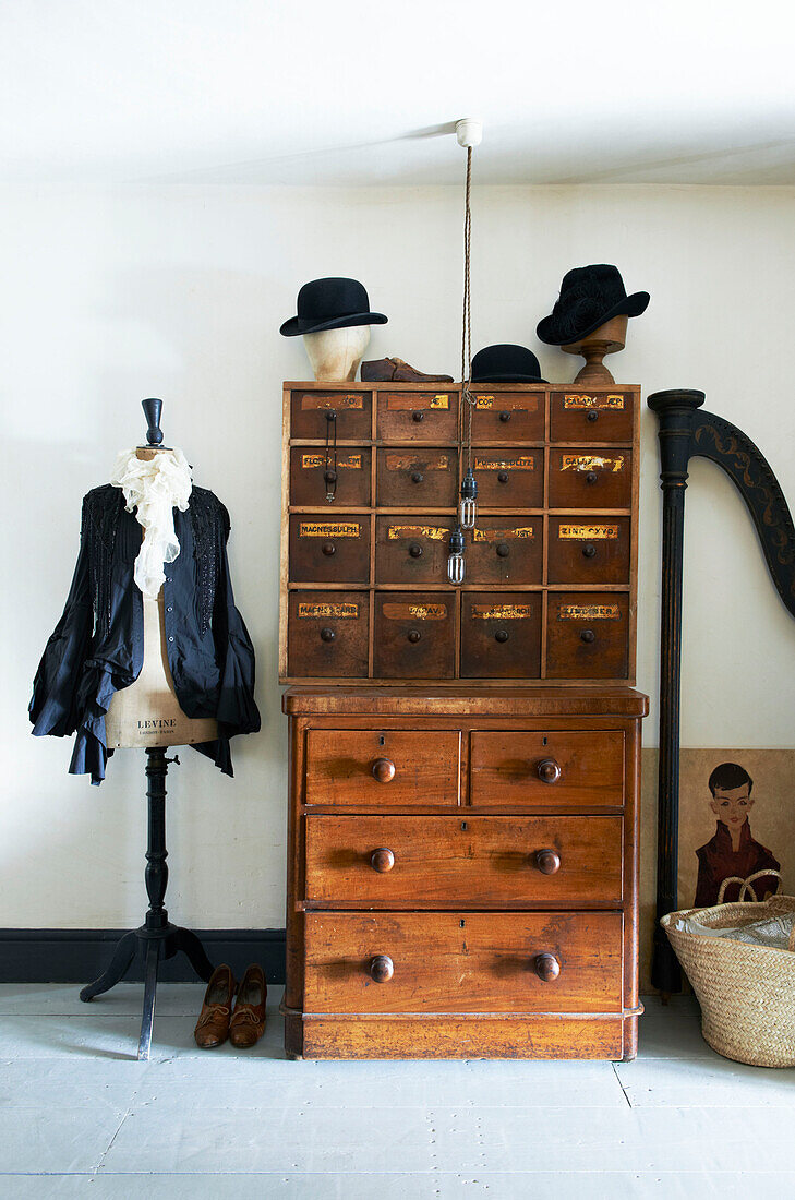 Schwarze Bluse auf Schneiderpuppe mit Holzschubladen in einem Landhaus in Hastings, East Sussex, England, UK