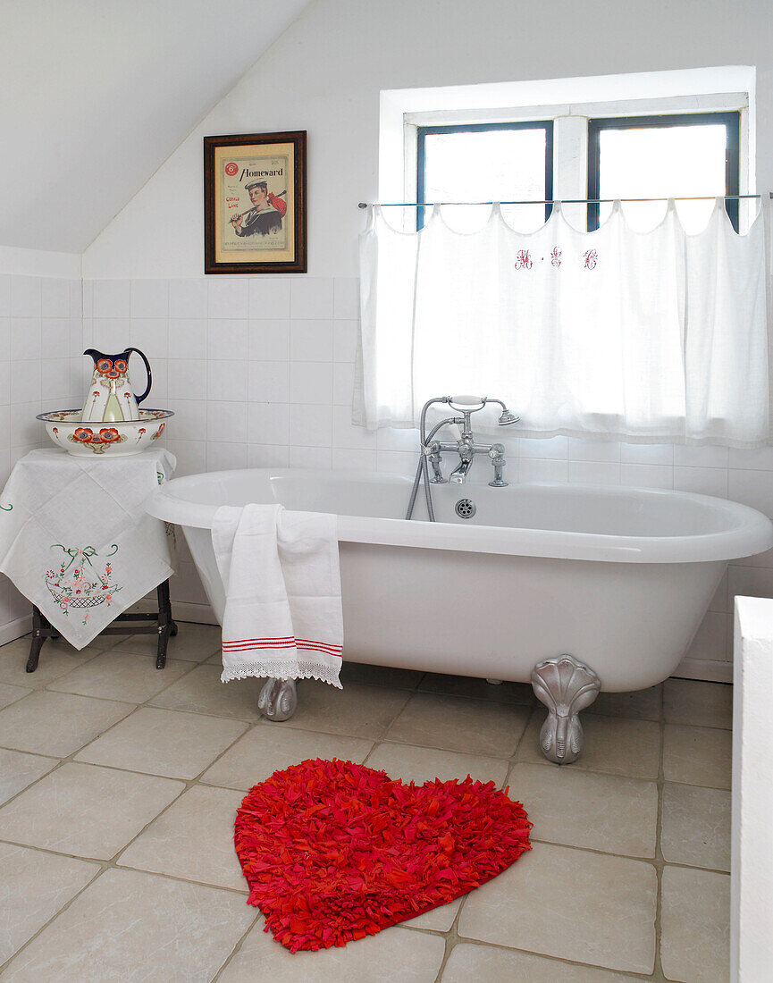 Herzförmiger Teppich in einem altmodischen Badezimmer