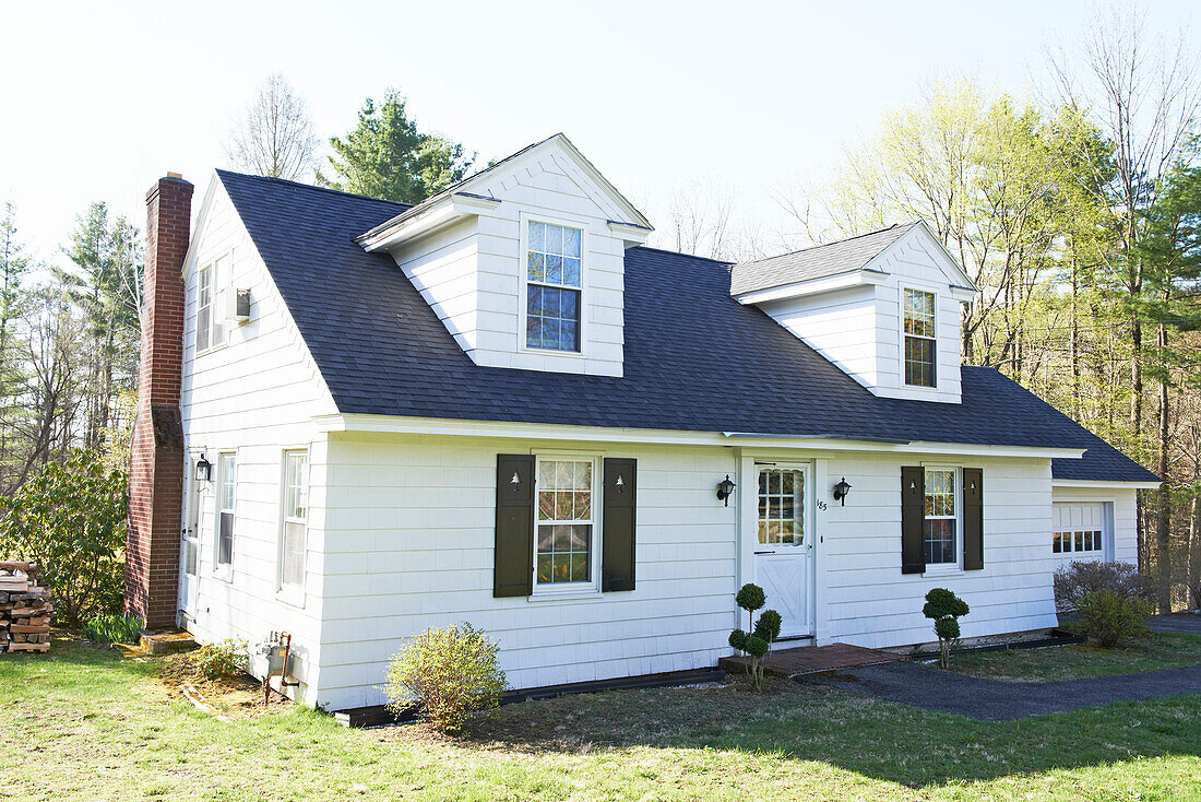 Weiße Fassade eines Einfamilienhauses mit Dachgaube in den Berkshires, Massachusetts, Connecticut, USA